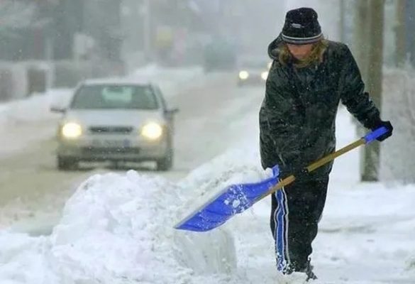 Выброс снега на проезжую часть: угроза безопасности дорожного движения.