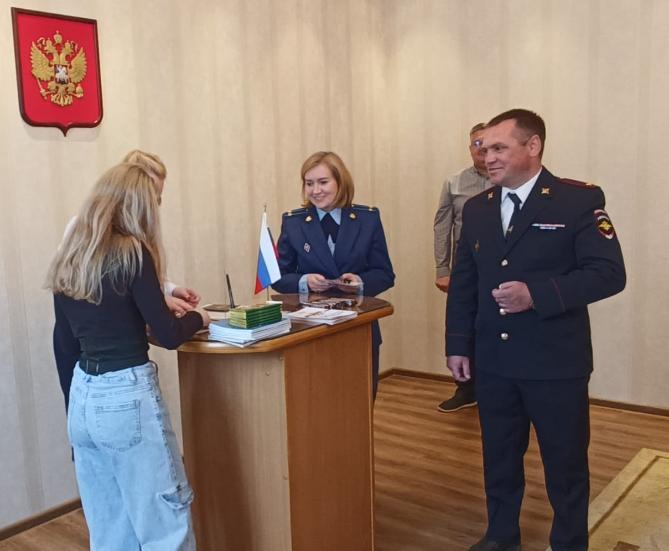 В преддверии Дня России и.о. прокурора Ленского района Анна Горбаченко приняла участие в торжественном вручении паспортов гражданина Российской Федерации детям, достигшим 14-летнего возраста. В преддверии Дня России и.о. прокурора Ленского района Анна Горбаченко приняла участие в торжественном вручении паспортов гражданина Российской Федерации детям, достигшим 14-летнего возраста.